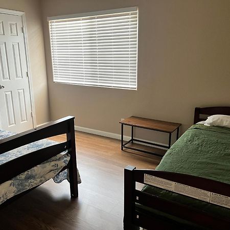 Serene 2Bed 1Bath Condo With Parking Fresno Exteriör bild